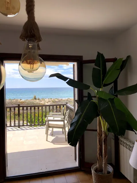 Elegant beachfront house - Image 1