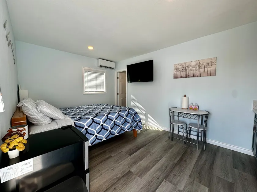 Explorers' Retreat丨Private Studio w Gated Parking - Image 1