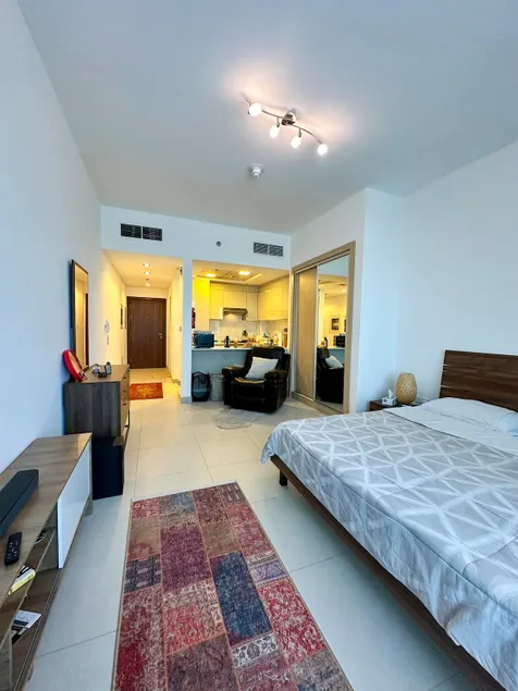 Elegant Studio With City and Marina Views in JVC - Image 1