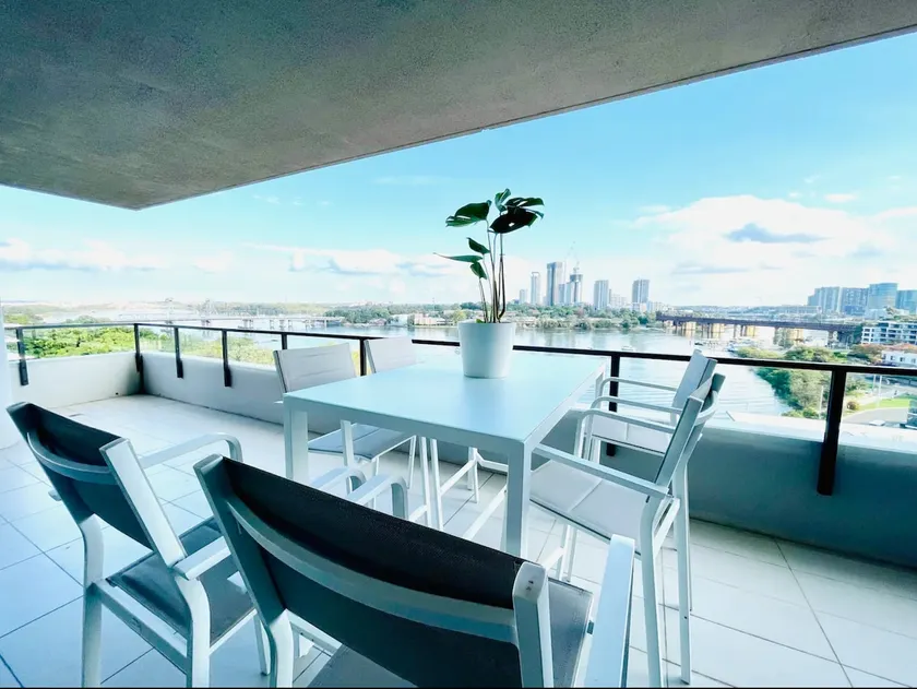 Amazing Waterview 3 bedrooms condo (2 Car spaces) - Image 1