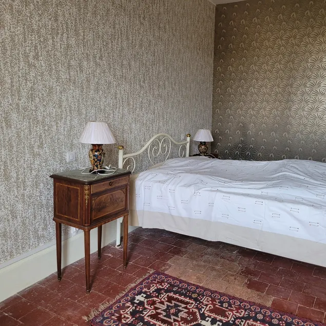 A stopover in Burgundy - Image 1