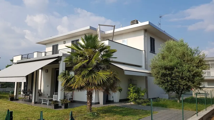 Apartment surrounded by greenery - Image 1