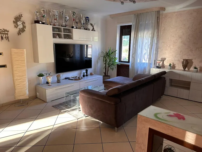 Charming house with kitchen and terrace in Naples - Image 1