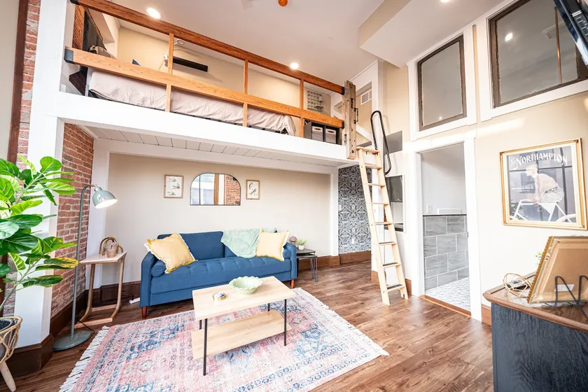Suite 202 Tiny Loft, Lots of Luxury - Image 1