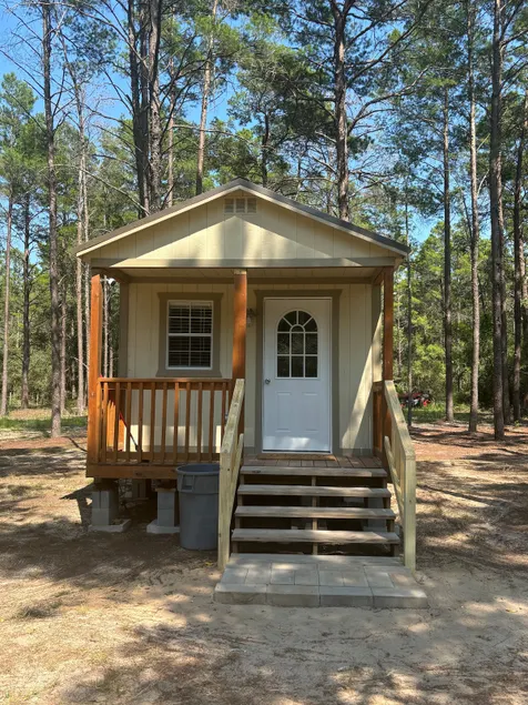 Caboose Tiny House Defuniak - Image 1