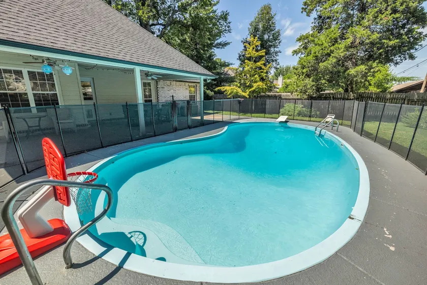 Sparkling Fenced Pool- Walk to Brookside-Spacious - Image 1