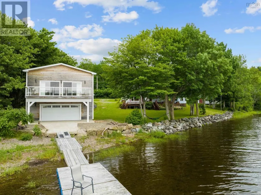 The Boathouse: Lakeside Retreat, Stunning Views - Image 1