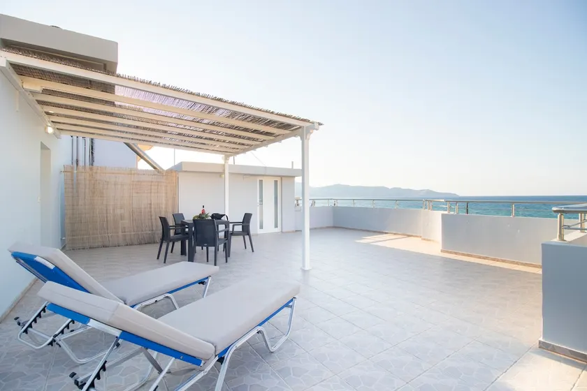 Comfy Beachside Flat with Seaview 2 - Image 1