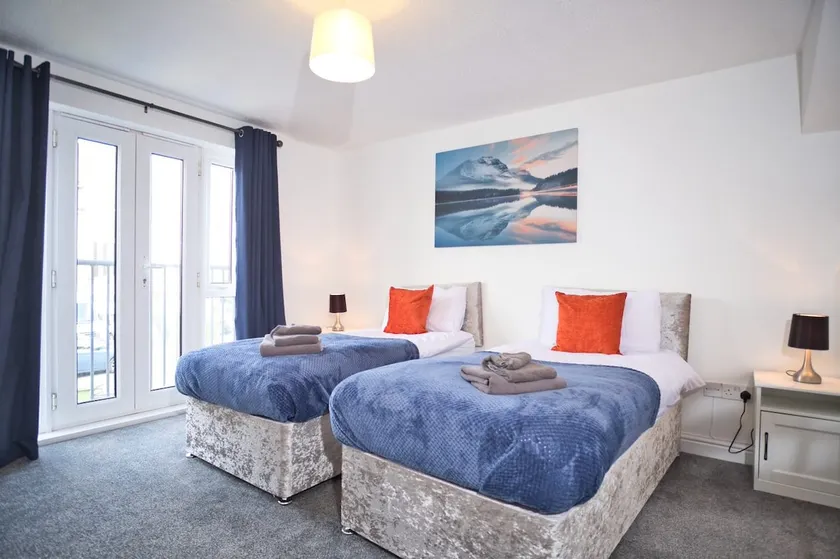 St Kats Mews 4 bed with parking - Image 1
