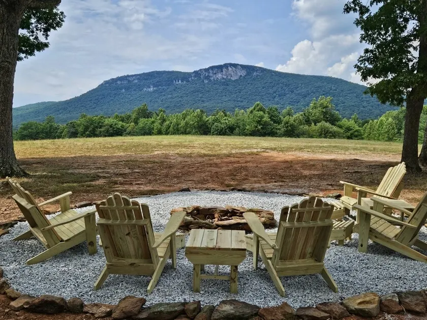 Charming 2-bedroom Farmhouse with a View - Image 1