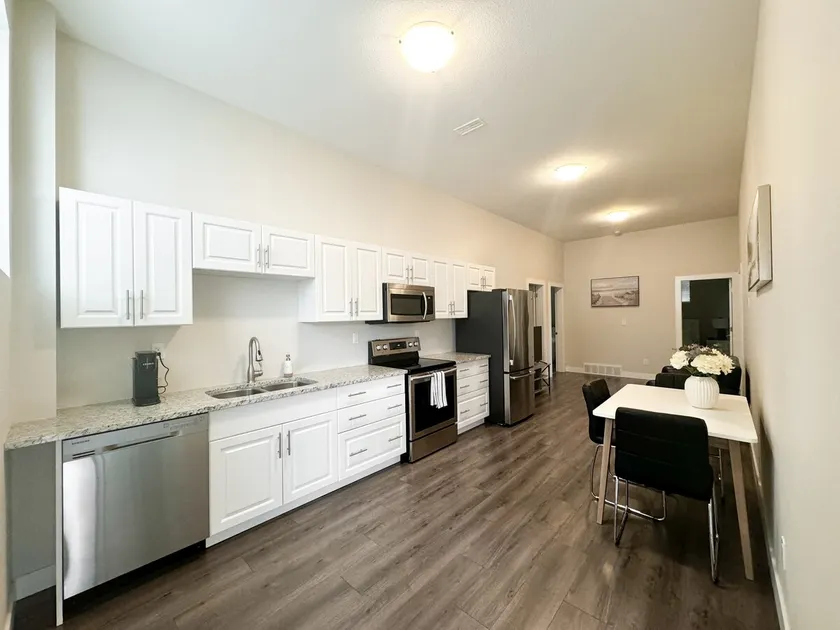 Modern 2-Bedrm Suite in Kamloops - Image 1
