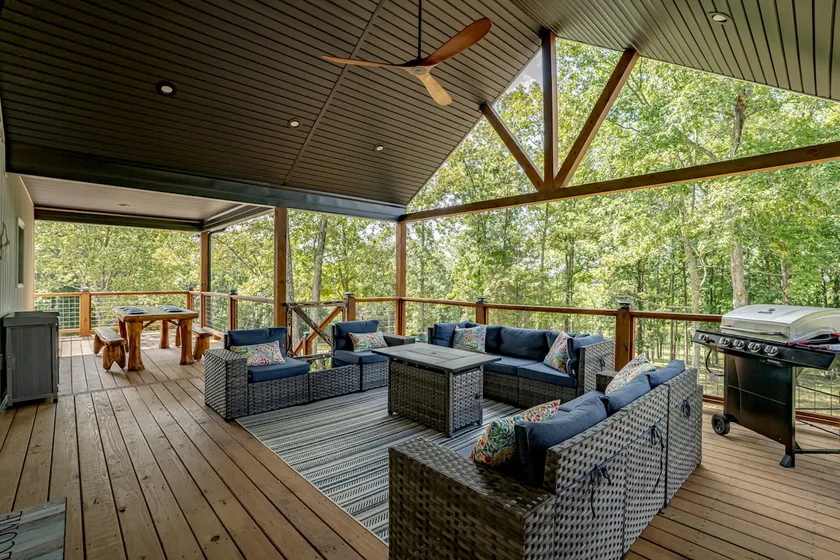 Porch-lovers paradise! Sleeps 11-12 - Image 1