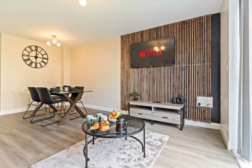Modern house in City Centre with private parking and gated property - Image 1