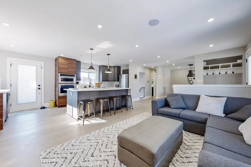 Family, kids, pet friendly, fenced, modern layout - Image 1