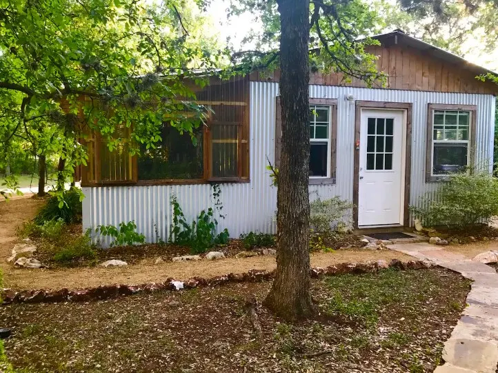 Artist's Country Retreat Bungalow with greenhouse! - Image 1