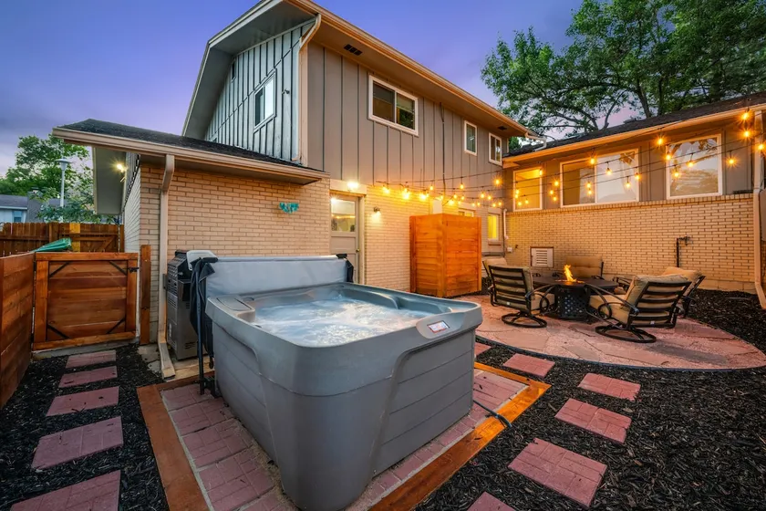 Stylish retro guest suite with hot tub - Image 1