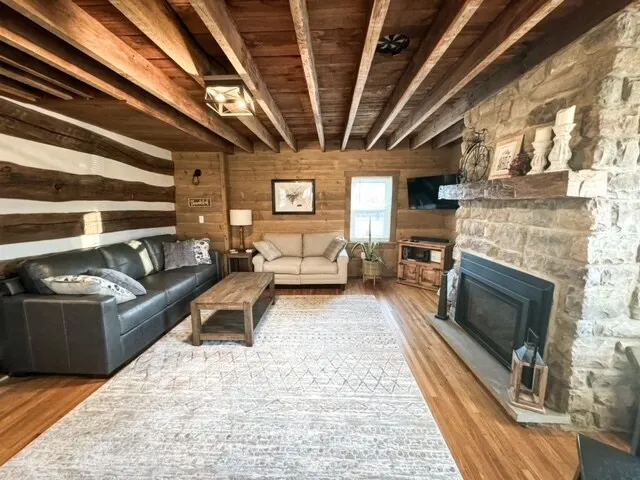 Renovated 1800 log house - Image 1