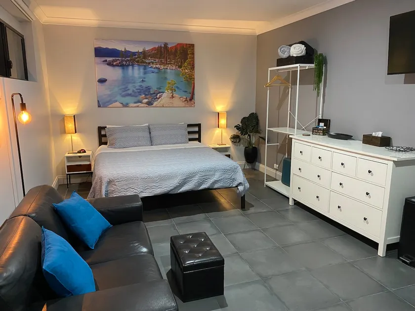 Luxury Studio with Private Yard - Image 1