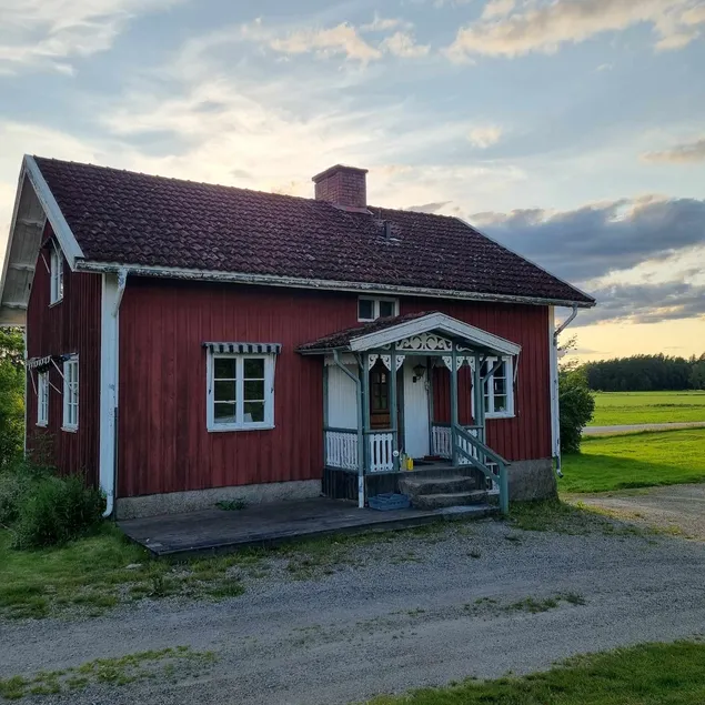 Red house in a rural setting - Image 1