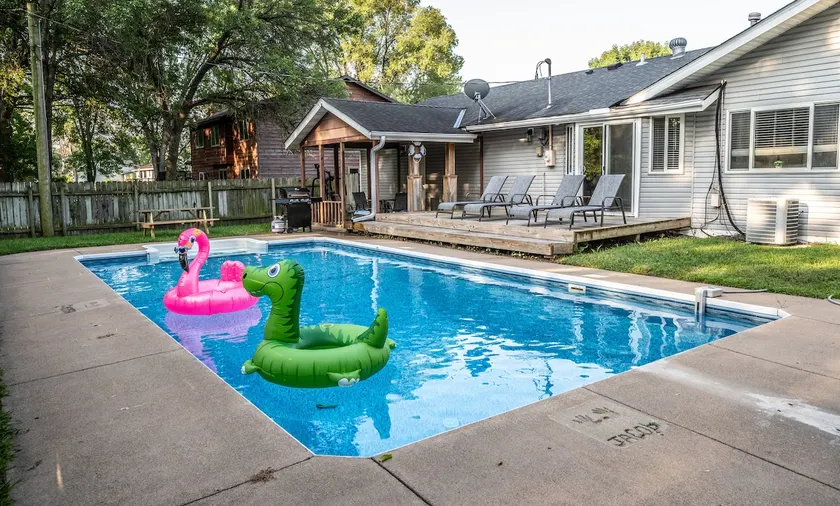 Spring Lake Paradise Pool Home w/Sauna, Cable, Bar - Image 1