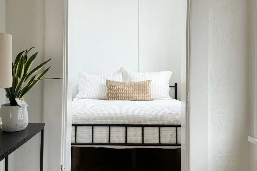 Modern Comfort in Downtown Views - Image 1