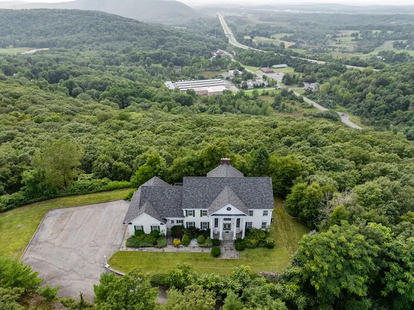 Spacious Smart Home Retreat on 14 Acres of Nature - Image 1