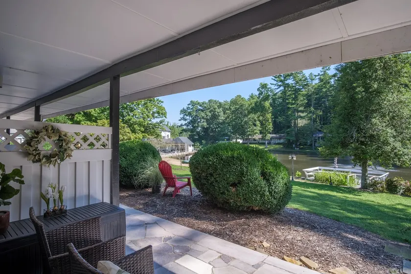 Cozy 1 Bedroom Lake Front Condo - Image 1