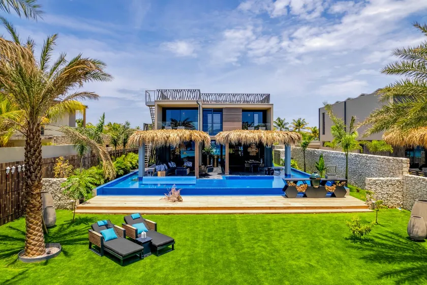 Sea Front Luxury Villa - Image 1