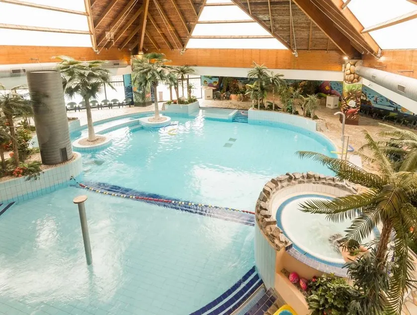 Cottage with Free Parking - Pool and Games - Image 1