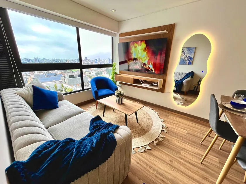 Luxurious, downtown, steps away from the pier. With a garage! - Image 1
