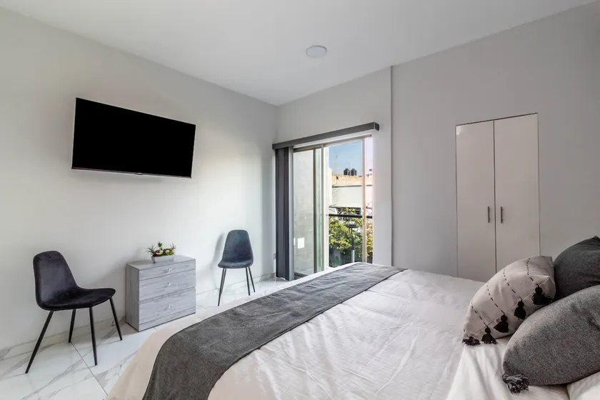Suite 2 Recs. A/C, King, balcony wth downtown view - Image 1