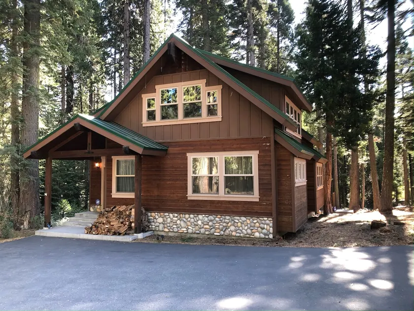 Fall Foliage Getaway • Cozy Cabin Retreat - Image 1
