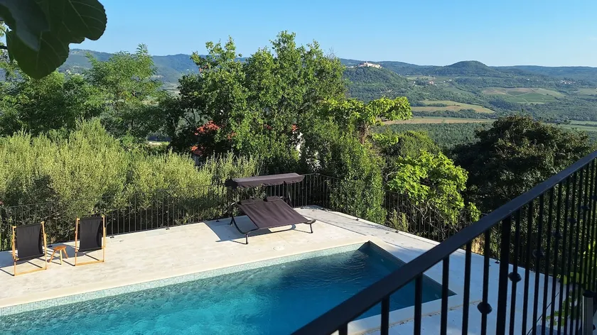 Cottage With Private Pool - Image 1