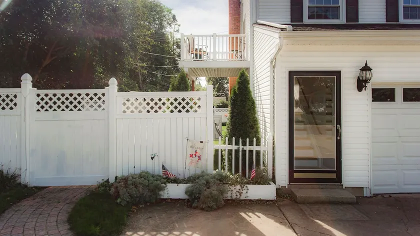 Mid-Century Upper 1bd Apartment - Image 1