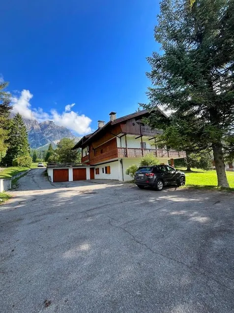 Exclusive Central Chalet: 5 min to the Slopes & Garage - Image 1
