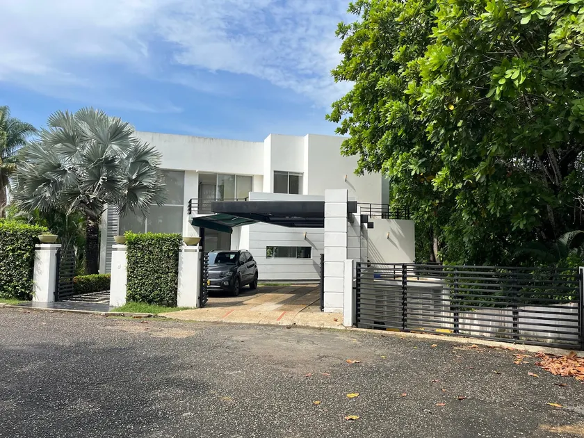 Luxury Private House with a Pool - Image 1