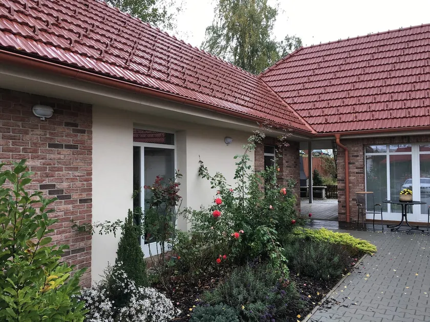 Johnyho Bydlení/Johnny's Booking - Image 1