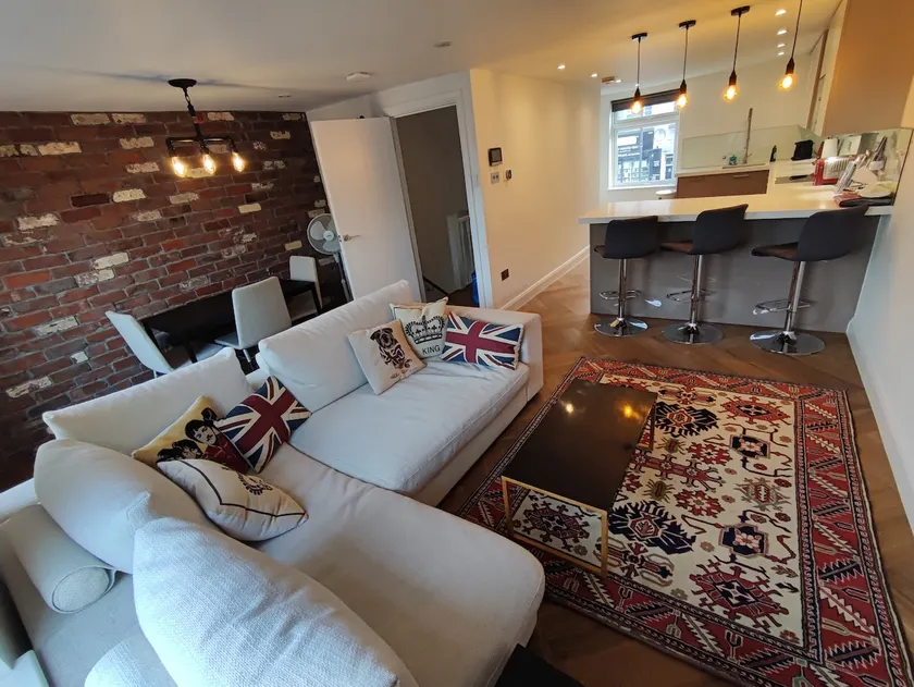 Modern 2 Bedroom Flat with private outdoor terrace - Image 1