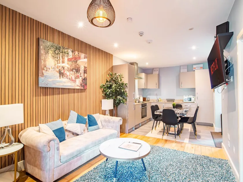 4BR Near Sheffield’s Main Attractions & Transport - Image 1
