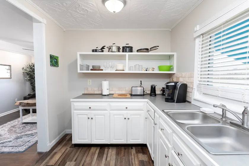 Cute 2 BR 2 BA - Image 1