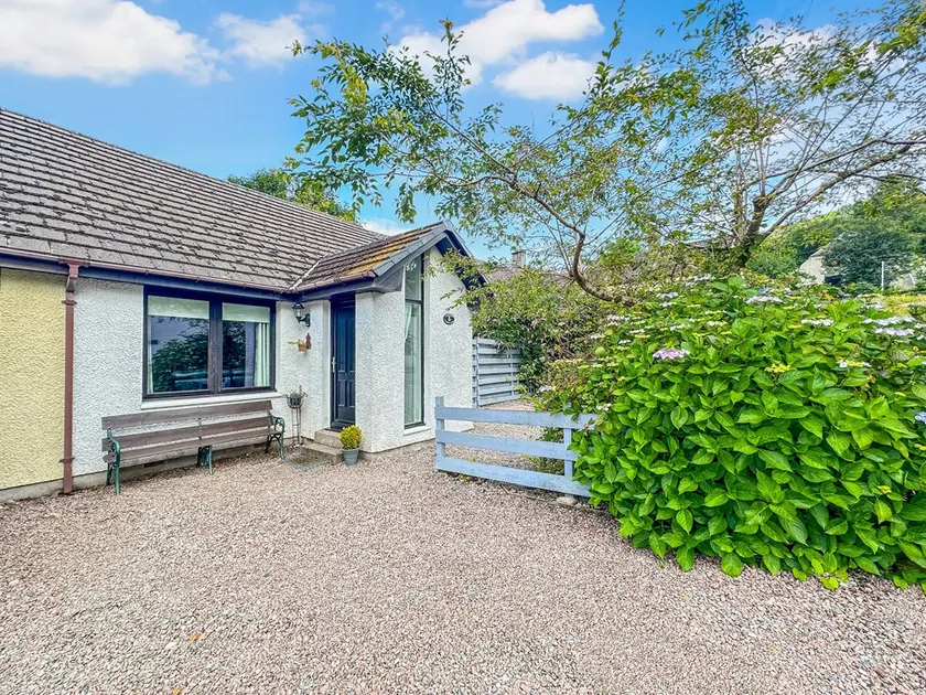 Laroch Cottage - Image 1