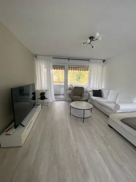 Central 3-room apartment with balcony (near fair) - Image 1