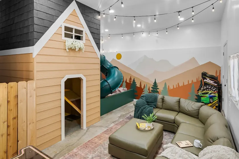 Indoor playroom, walk to Sac river, 20 min to Lake - Image 1