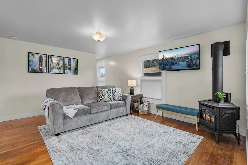 Cozy Downtown Redmond Cottage - Image 1