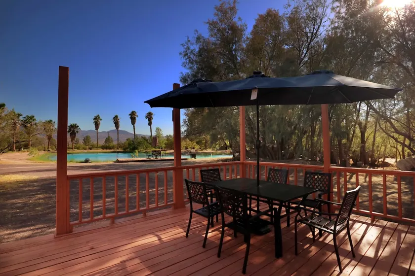 D：Property B Starlit Lakeside Retreat - Image 1