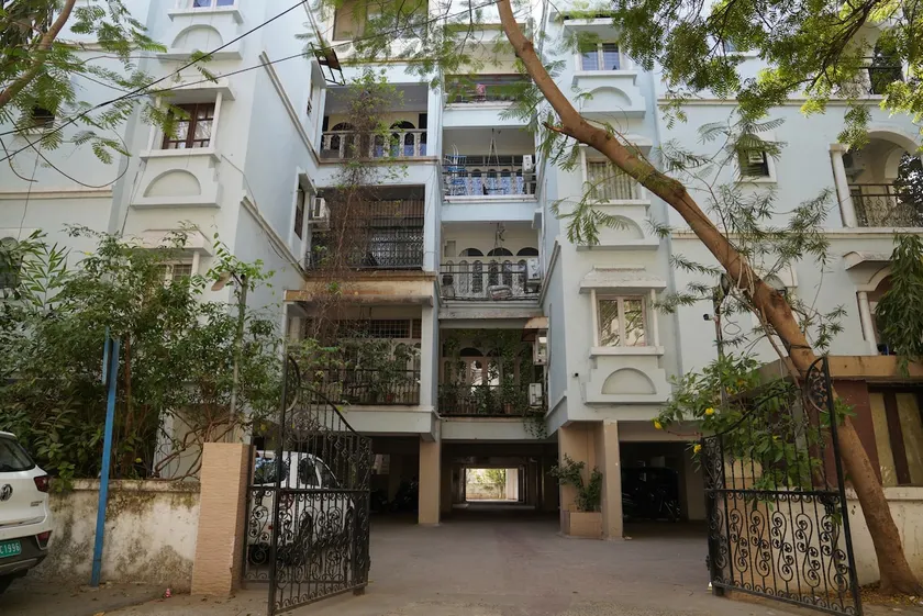 AC Luxury 3BHK Appt. Satellite - Image 1