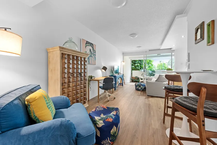 Hustle & Bustle! 2 Bed/1bath/1car/pool ~ Teneriffe - Image 1