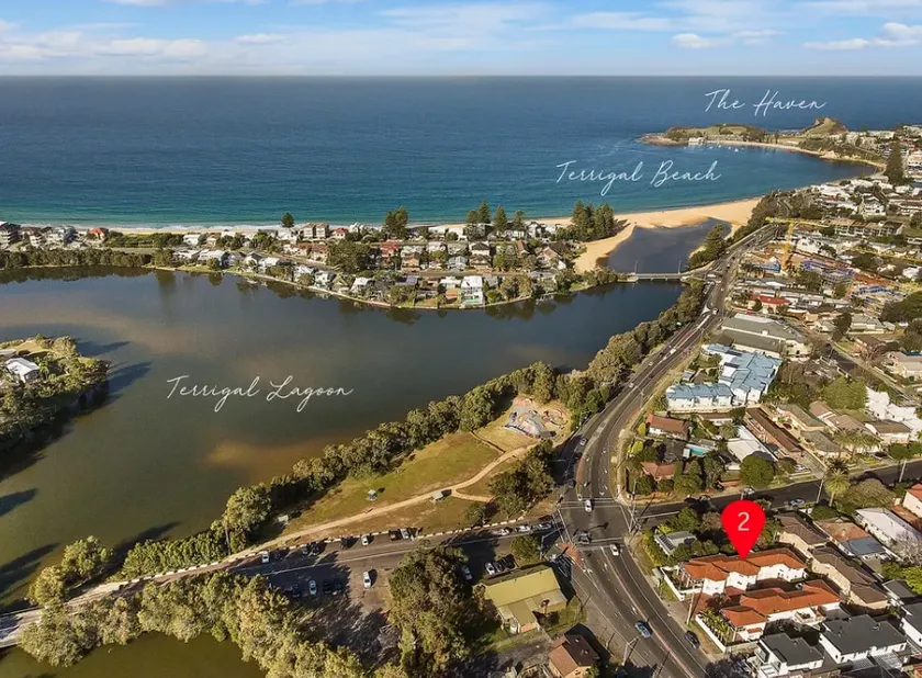 Double story Townhouse in perfect location! - Image 1