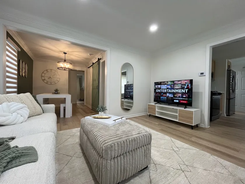 Fully Furnished Upscale Family Home 5B 3Ba - Image 1
