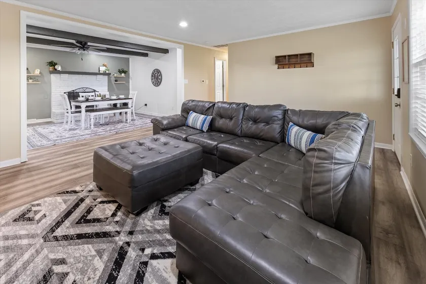 6BR Family Home by Grand Park - Image 1
